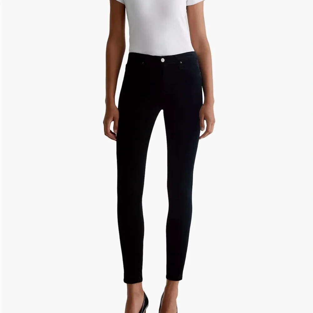 AG Adriano Goldschmied The Farrah High Rise Skinny Black Corduroy’s Size 30